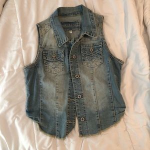 Short Sleeveless Jean Jacket